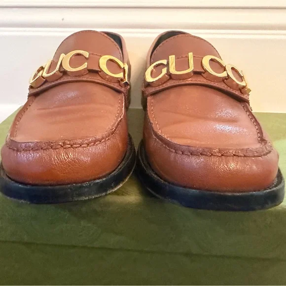 Gucci women’s Cara loafers in papaya brown leather with Gold “GUCCI” accent - Picture 4 of 6